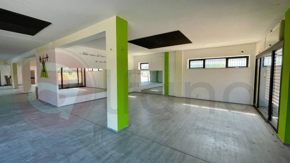 locale commerciale in affitto ad Aquino