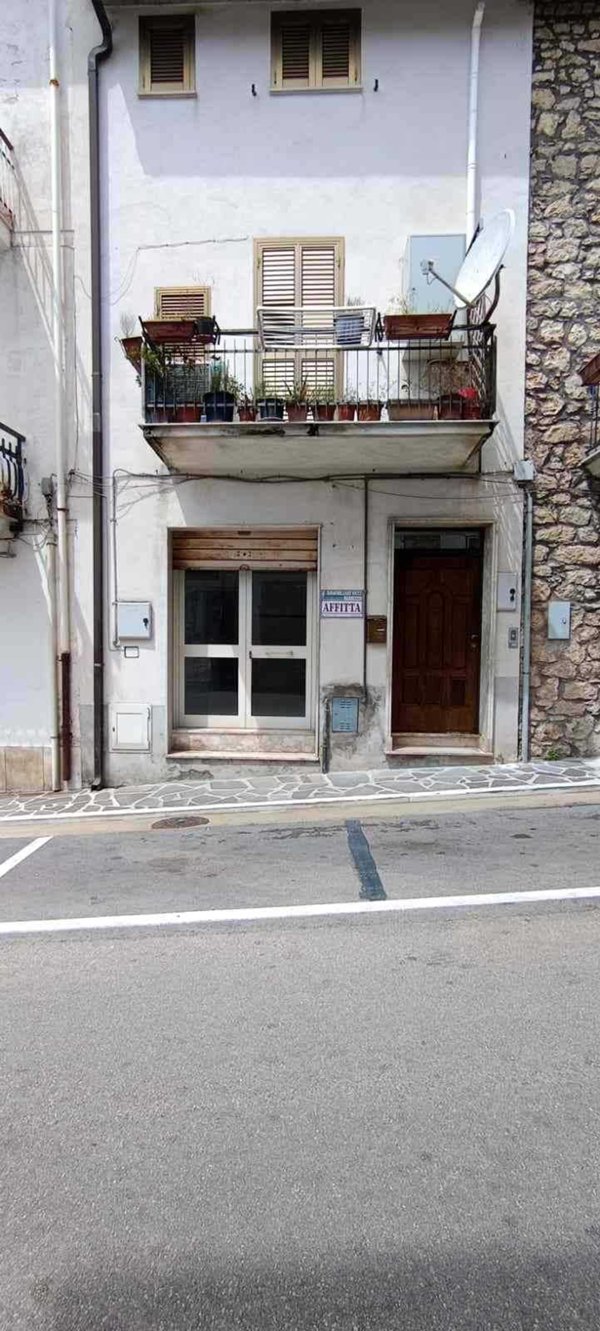 negozio in affitto ad Aquino