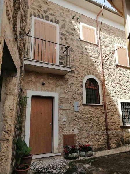 casa indipendente in affitto ad Aquino