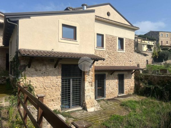 negozio in affitto ad Aquino