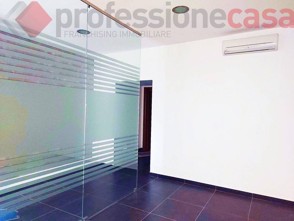 negozio in affitto ad Aquino