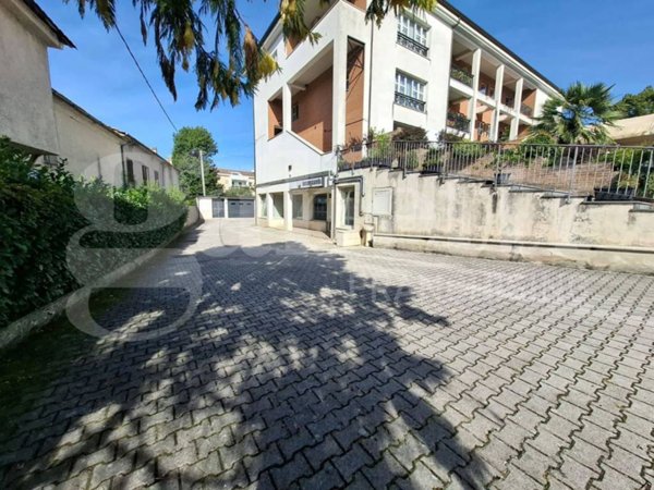 negozio in affitto ad Atina