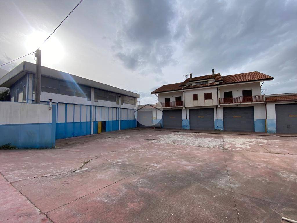 locale commerciale in affitto ad Atina