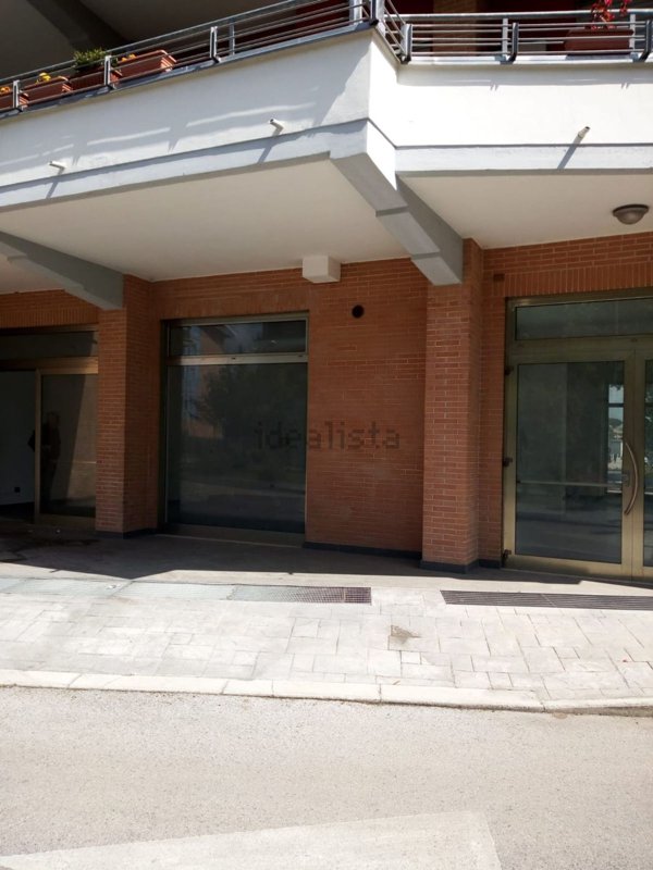 locale commerciale in affitto a Cervaro