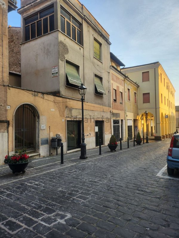locale commerciale in affitto a Ferentino