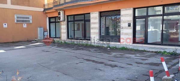 locale commerciale in affitto a Frosinone