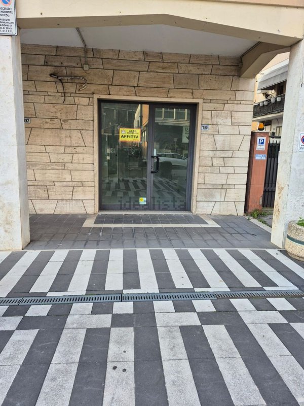 locale commerciale in affitto a Frosinone