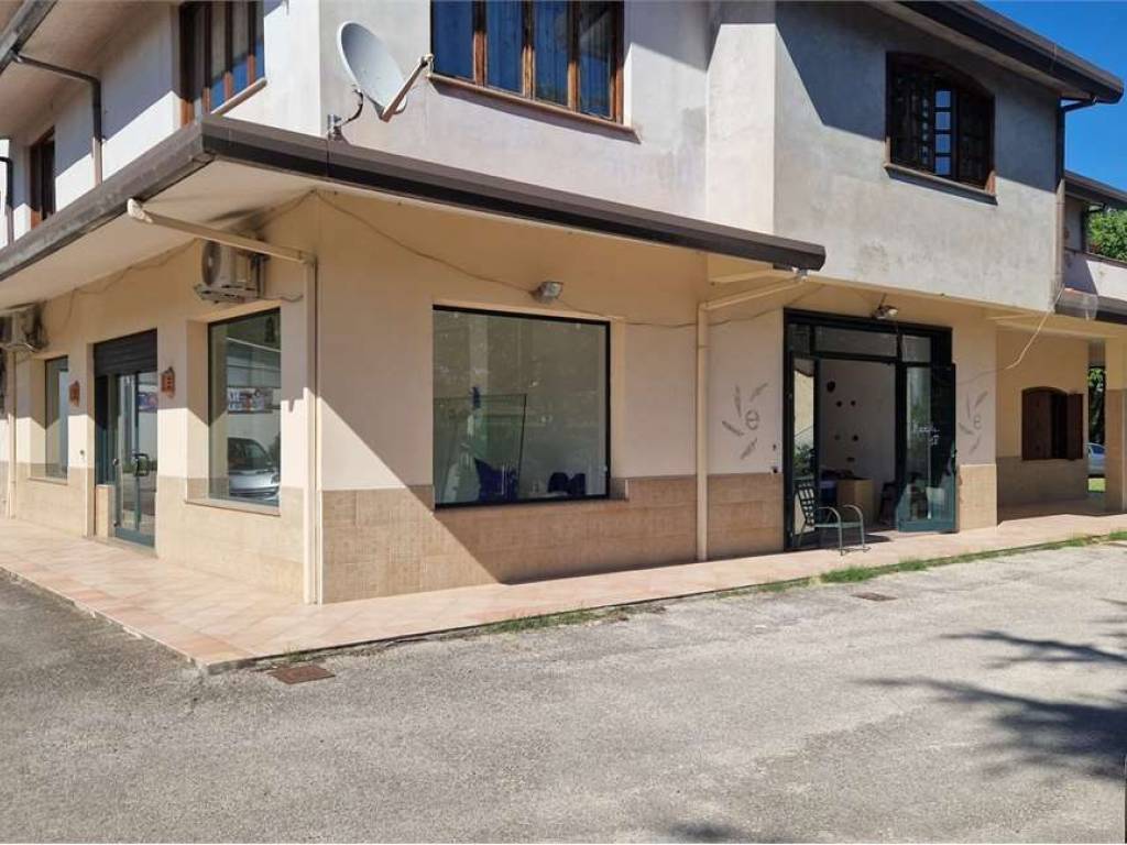 locale commerciale in affitto a Frosinone