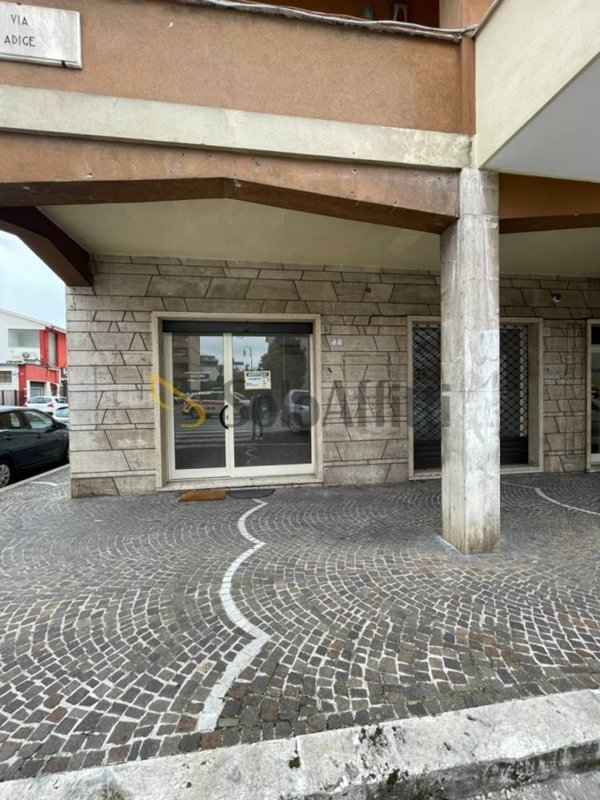 locale commerciale in affitto a Frosinone