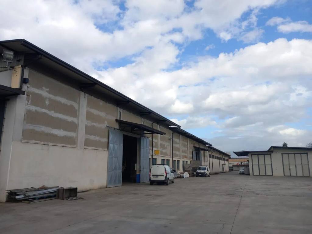 locale commerciale in affitto a Frosinone