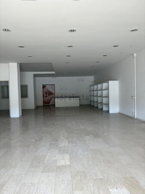 locale commerciale in affitto a Frosinone
