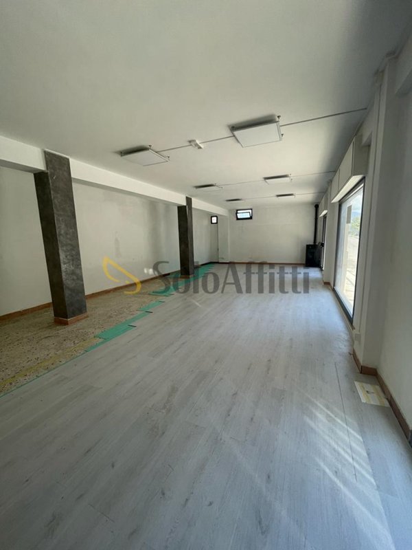 locale commerciale in affitto a Frosinone