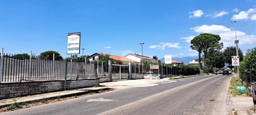 locale commerciale in affitto a Frosinone