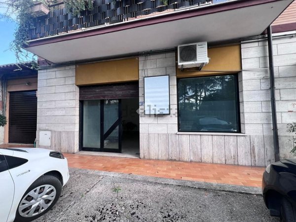 locale commerciale in affitto a Frosinone