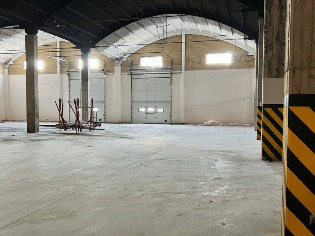locale commerciale in affitto a Frosinone