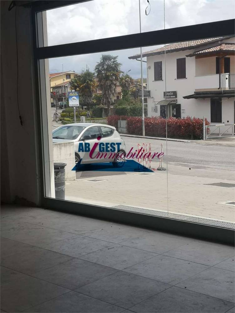 locale commerciale in affitto a Frosinone