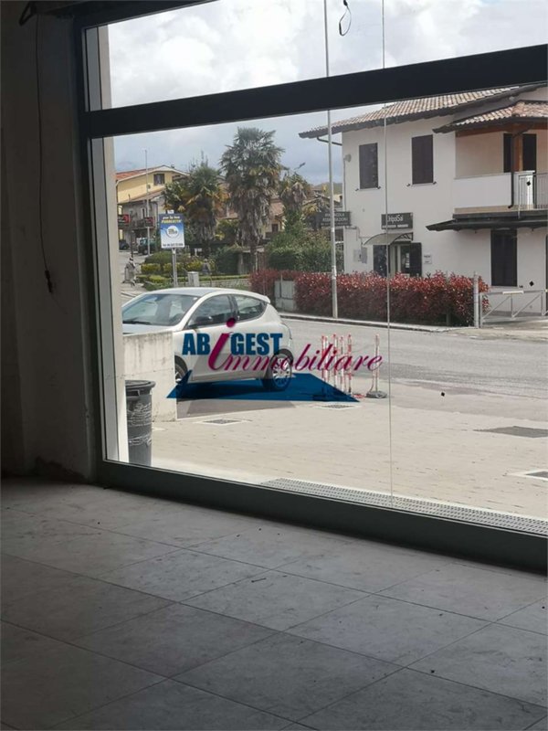 locale commerciale in affitto a Frosinone