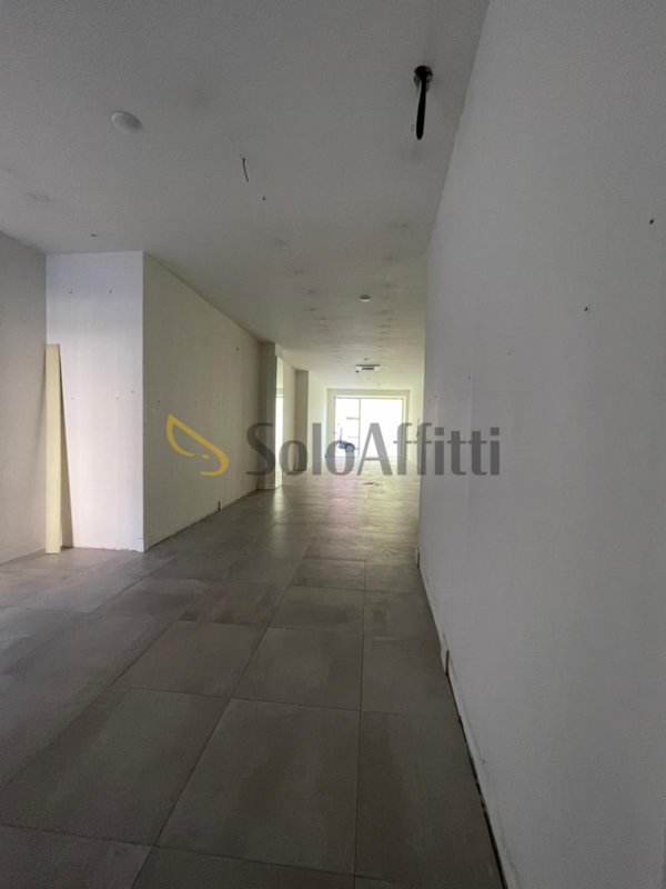 locale commerciale in affitto a Frosinone