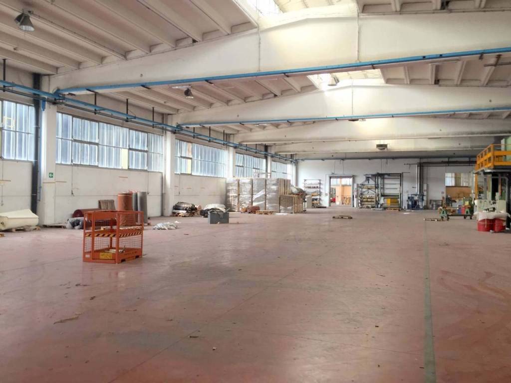 locale commerciale in affitto a Frosinone