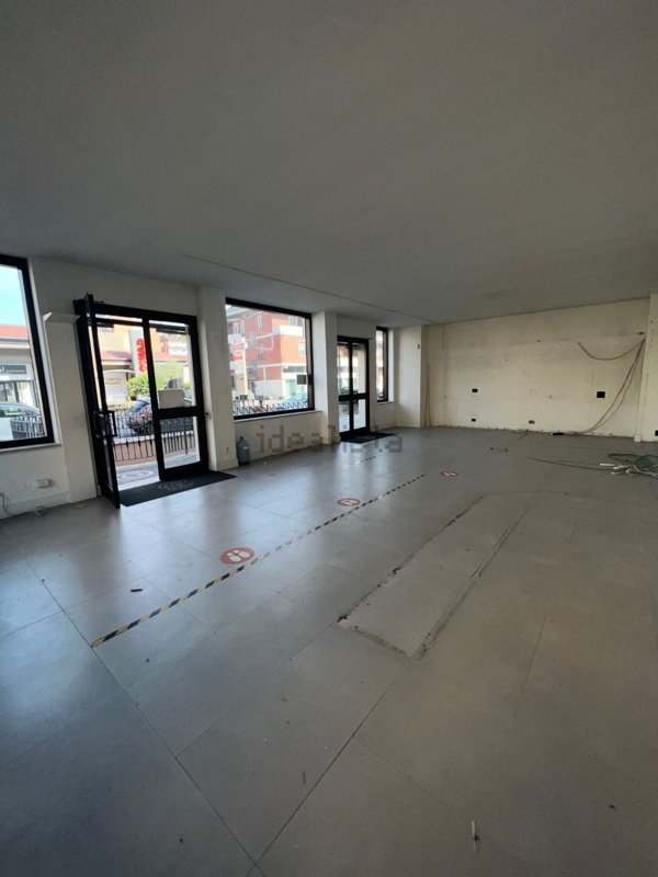 locale commerciale in affitto a Frosinone