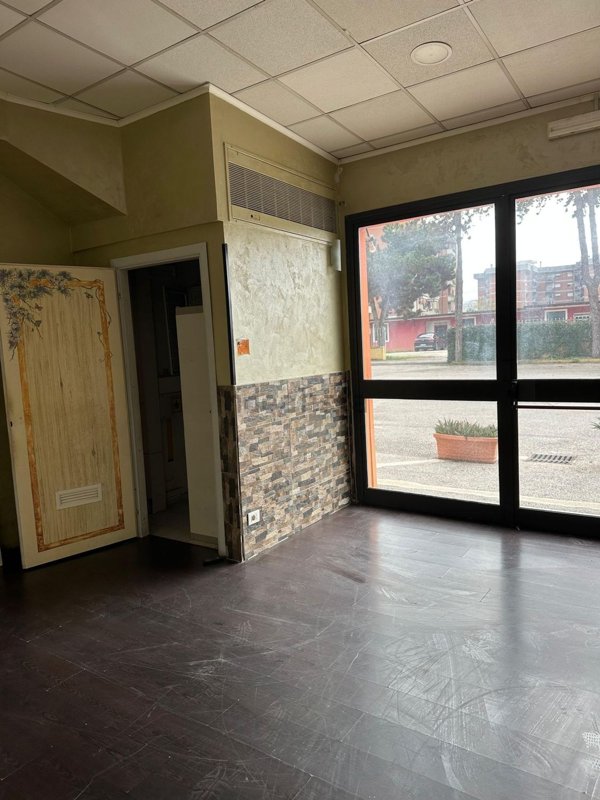 locale commerciale in affitto a Frosinone