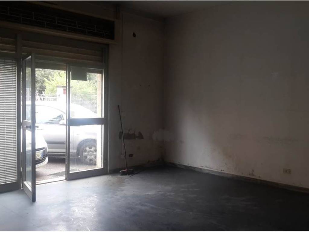locale commerciale in affitto a Frosinone