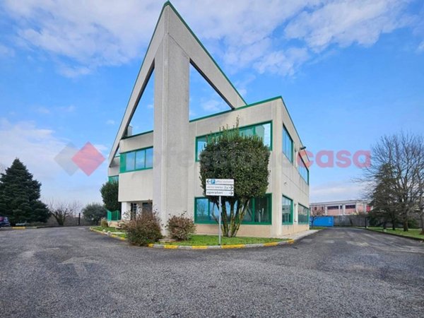 locale commerciale in affitto a Frosinone