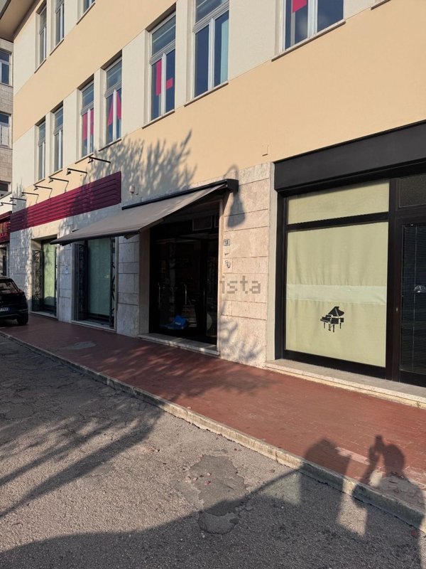 locale commerciale in affitto a Frosinone