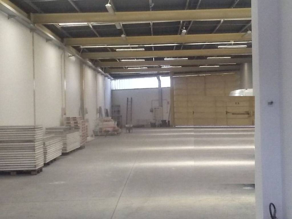 locale commerciale in affitto a Frosinone