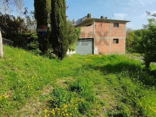 negozio in affitto a Pignataro Interamna