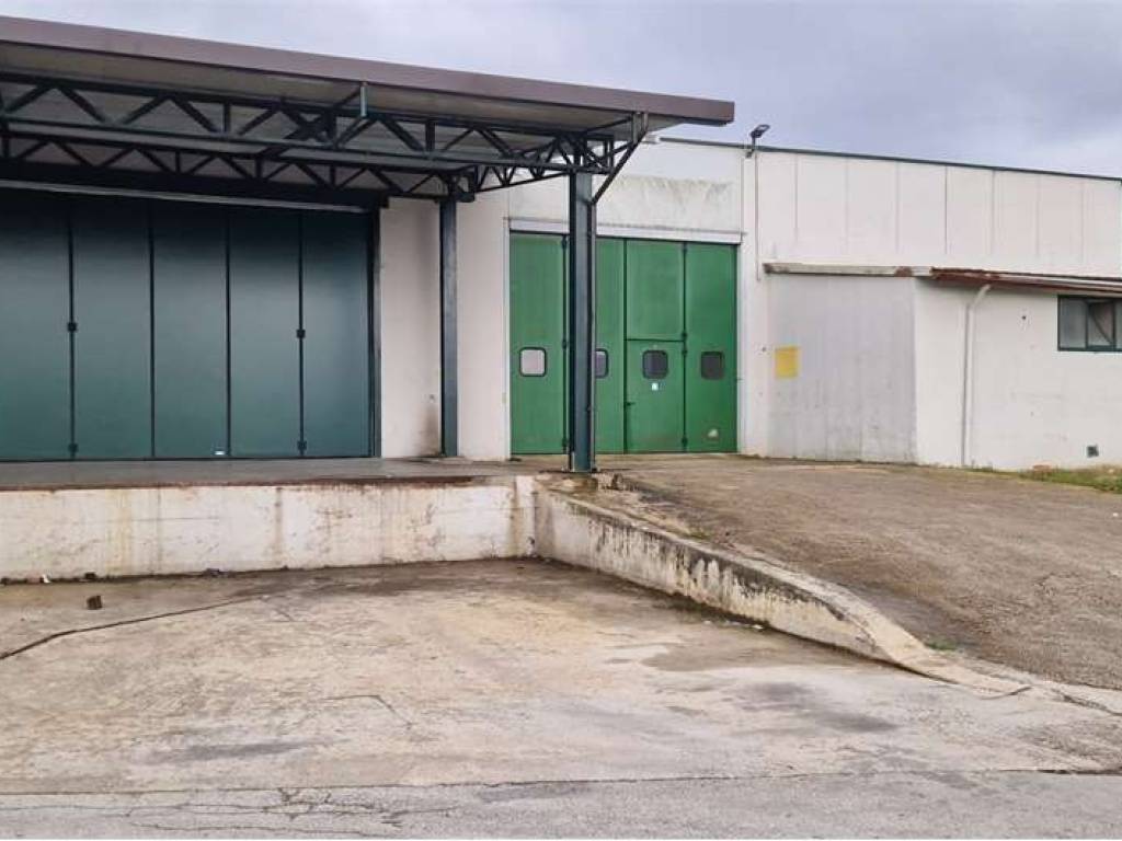 locale commerciale in affitto a Supino