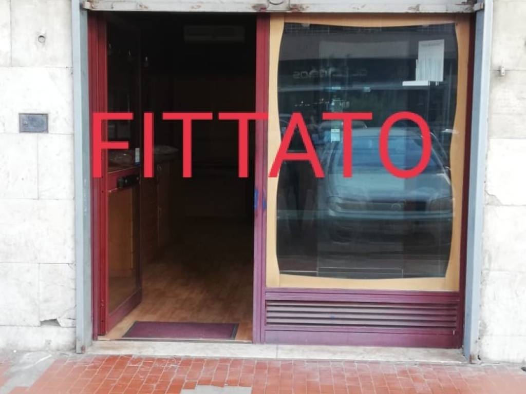 negozio in affitto ad Aversa in zona Centro Città
