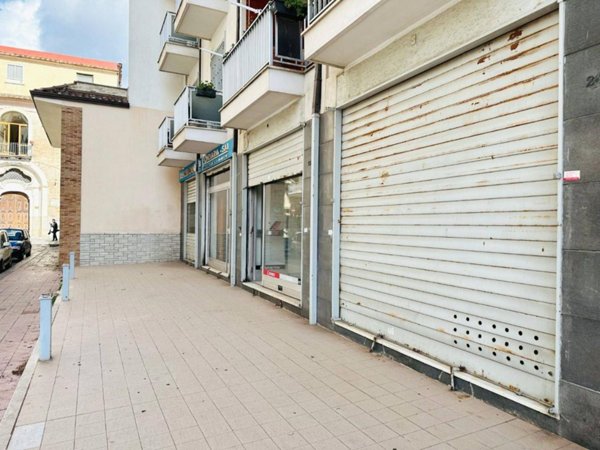 locale commerciale in affitto ad Aversa