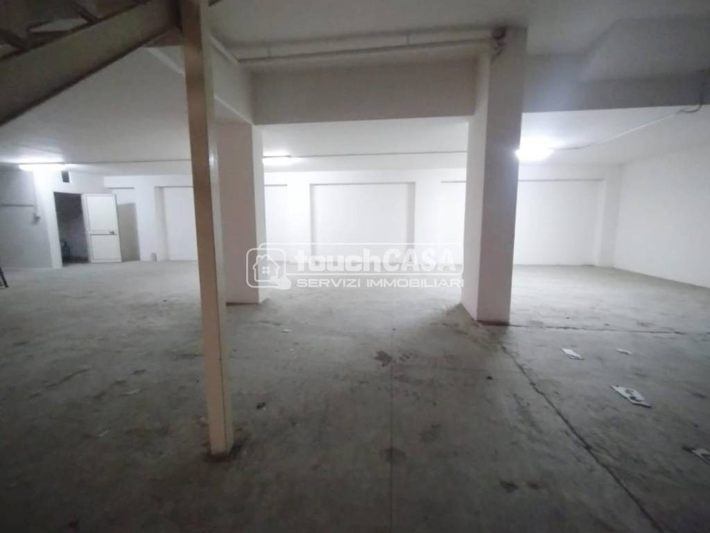 locale commerciale in vendita ad Aversa