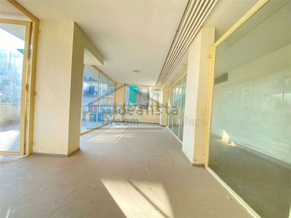 locale commerciale in affitto ad Aversa
