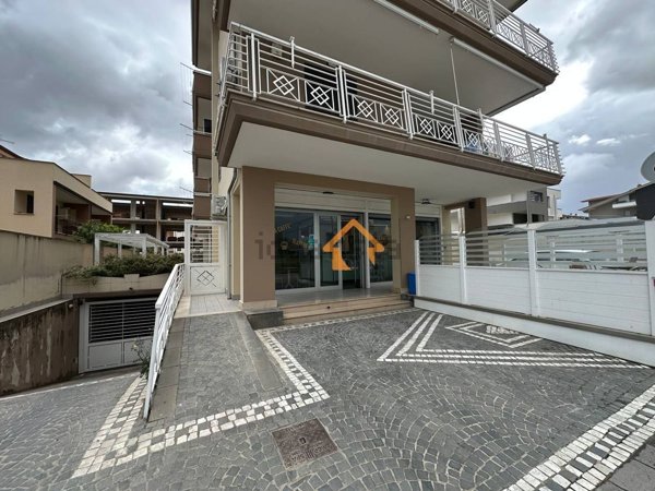 locale commerciale in affitto ad Aversa