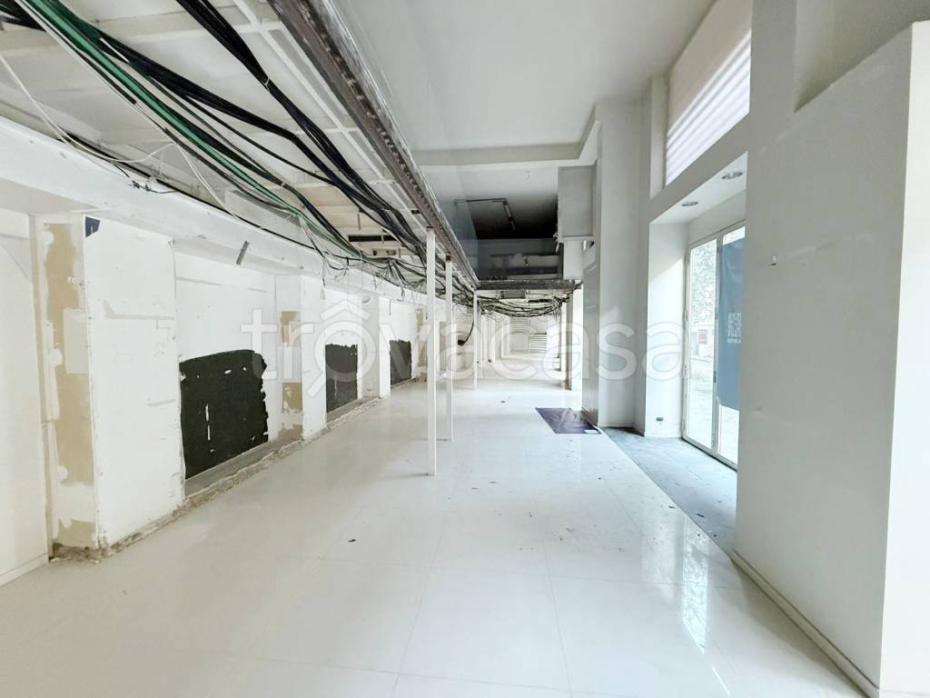 negozio in affitto ad Aversa in zona Centro Città