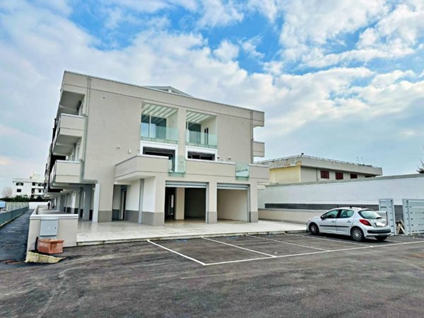 locale commerciale in affitto ad Aversa