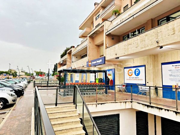 locale commerciale in affitto ad Aversa