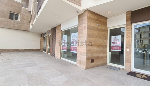 locale commerciale in affitto ad Aversa