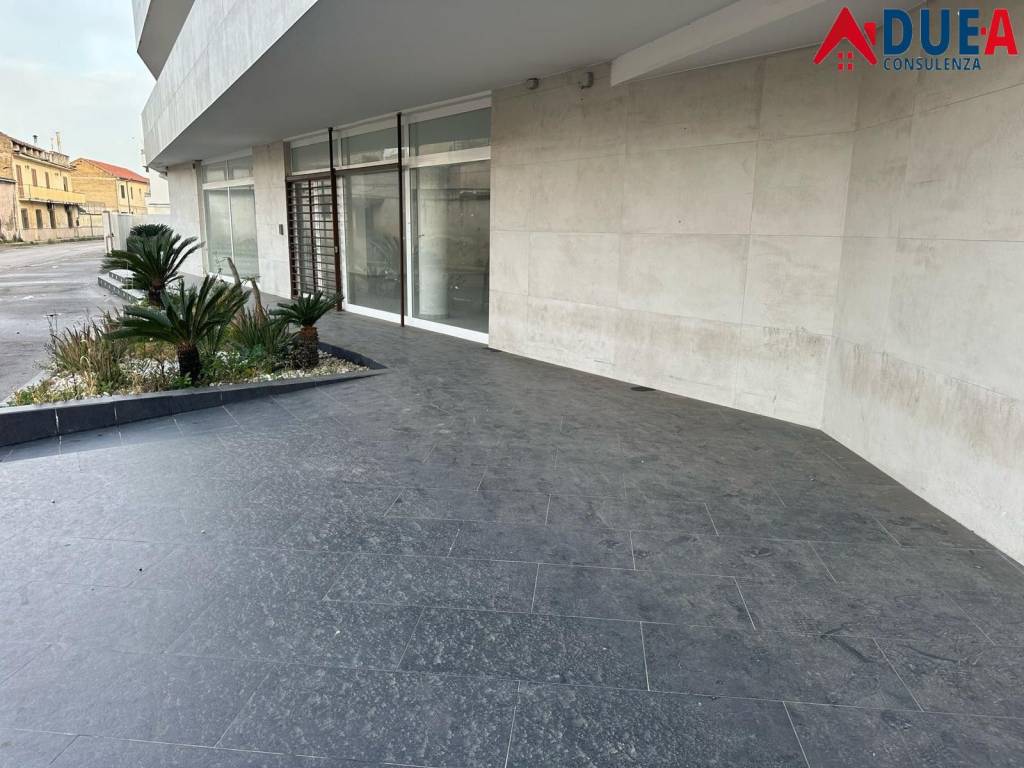 locale commerciale in affitto ad Aversa