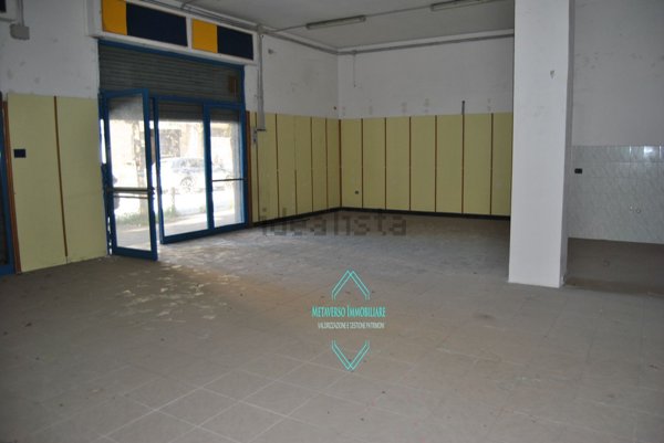 locale commerciale in affitto ad Aversa