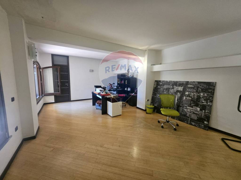 negozio in affitto ad Aversa in zona Centro Città