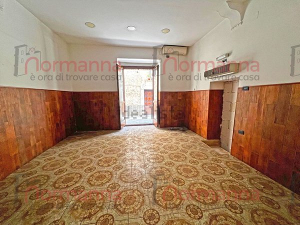locale commerciale in affitto ad Aversa