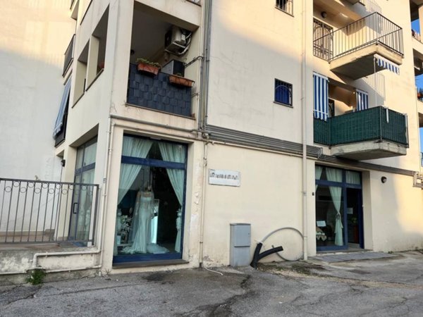 negozio in affitto ad Aversa
