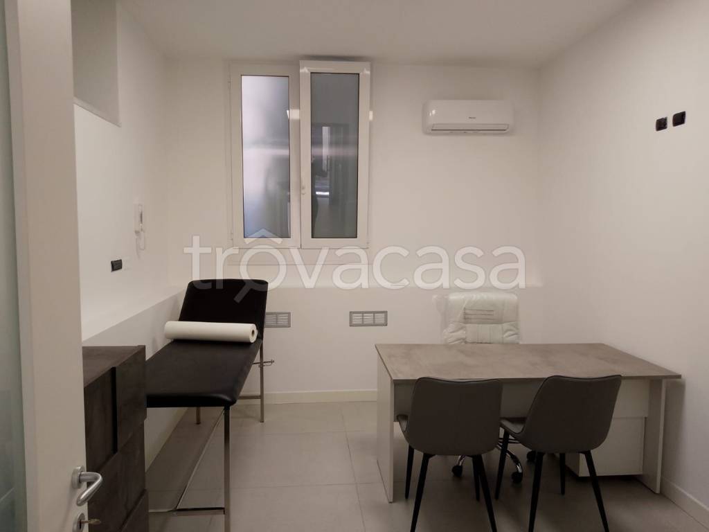 negozio in affitto ad Aversa in zona Centro Città