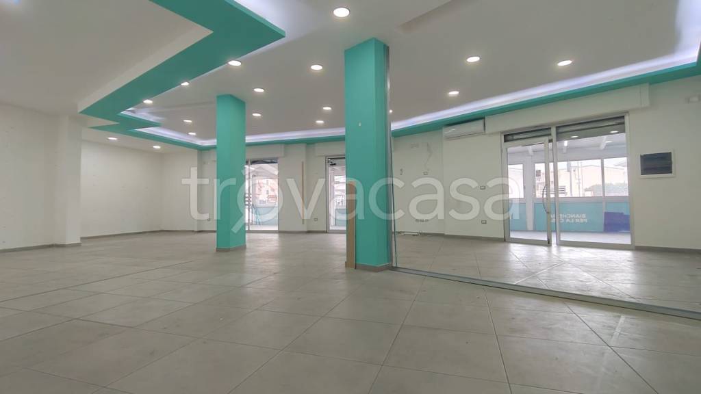 negozio in affitto ad Aversa