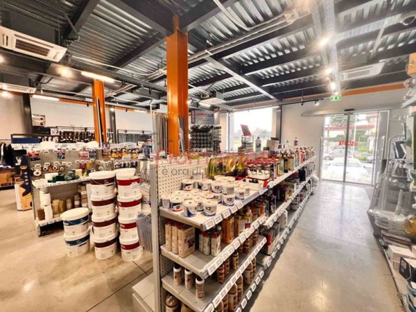 negozio in affitto ad Aversa