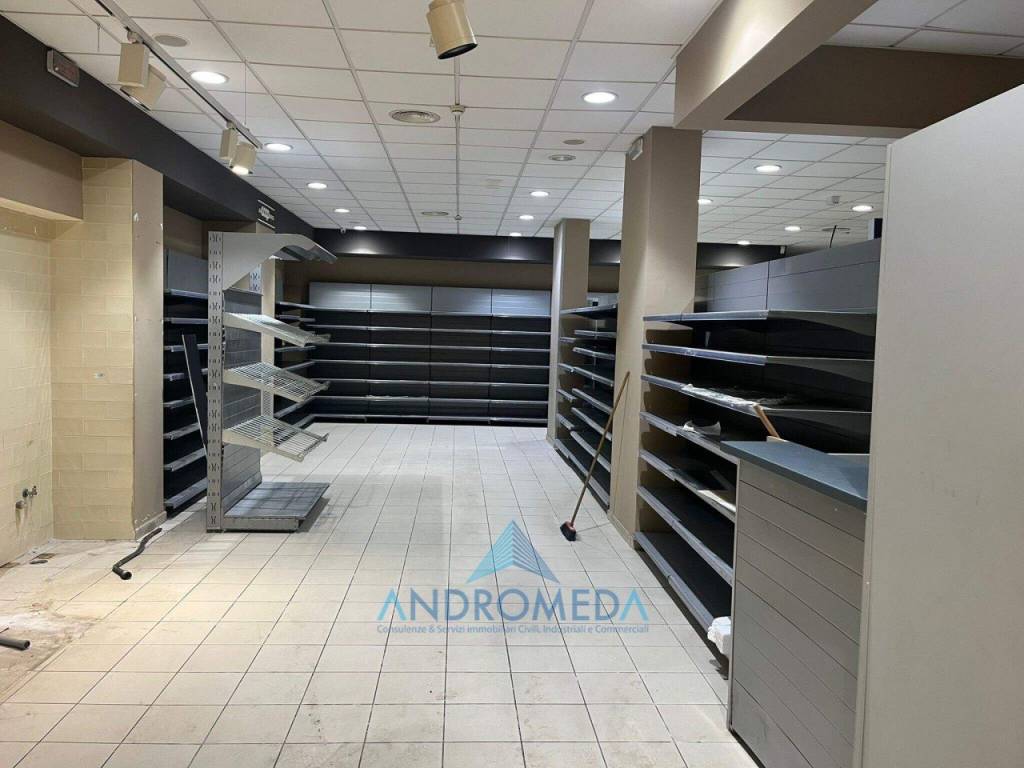 negozio in affitto ad Aversa