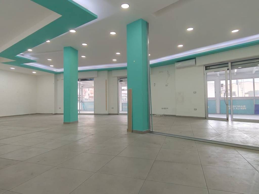 negozio in affitto ad Aversa